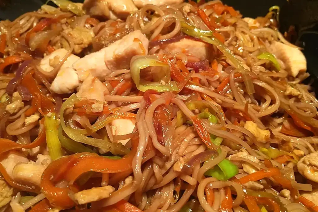 Chinesisch Gebratene Nudeln mit Hühnerfleisch