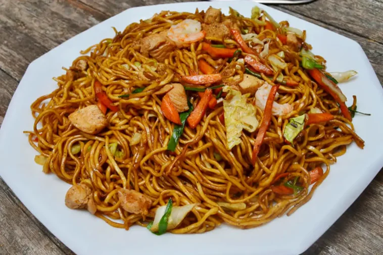 Chinesisch Gebratene Nudeln mit Hühnerfleisch - Schnelle und Einfache ...