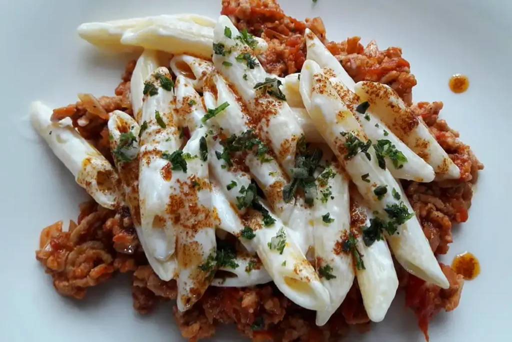 Nudeln in Joghurt mit Hackfleischsoße: Yogurtlu Eriste Rezept ...