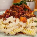 Nudeln in Joghurt mit Hackfleischsoße: Yogurtlu Eriste Rezept