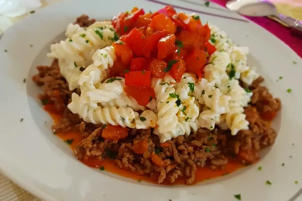 Nudeln in Joghurt mit Hackfleischsoße: Yogurtlu Eriste Rezept ...