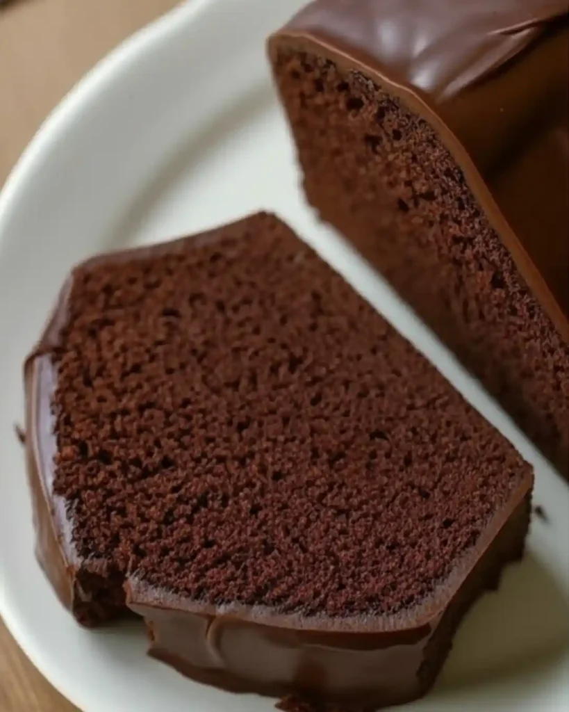 Nahaufnahme vom saftigen gesunden Schokokuchen mit intensiver Schokoladenfarbe