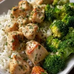 Nahaufnahme von saftigen Hähnchenstücken und Brokkoli in einer hellen Sauce