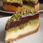 Frisch zubereiteter Dubai Käsekuchen mit Schokoladenglasur und Pistazien
