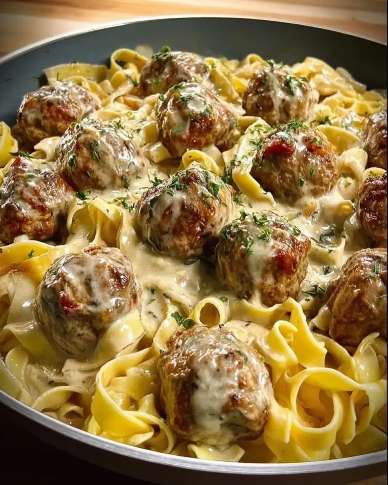 Cremige Fleischbällchen mit Nudeln direkt im Topf zubereitet