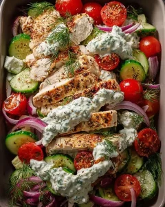 Frisch zubereiteter griechischer Teller mit Hähnchen, Salat und Tzatziki-Dressing