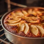Klassischer saftiger Apfelkuchen frisch aus dem Ofen serviert auf einer Tortenplatte