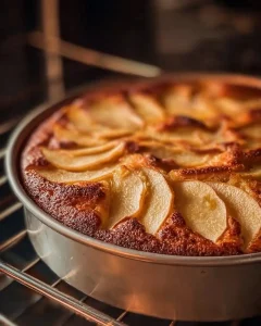 Klassischer saftiger Apfelkuchen frisch aus dem Ofen serviert auf einer Tortenplatte