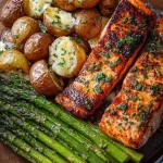 Servierfertiger Knoblauchbutter-Lachs mit Ofenkartoffeln und Käse-Spargel