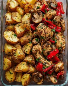 Frisch zubereitetes Hähnchengericht mit Kräutern und geröstetem Gemüse