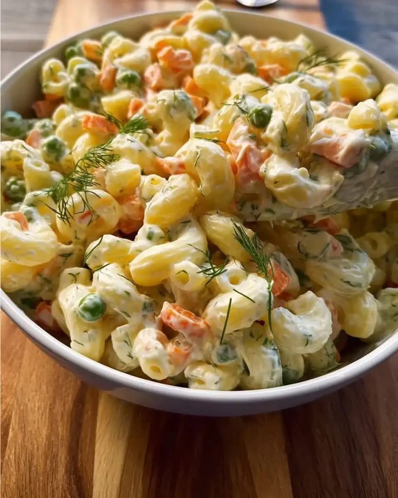 Eine Schüssel servierfertiger Makarna Salatası für das Buffet