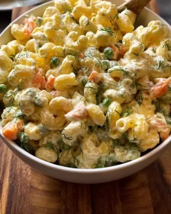 Portion türkischer Nudelsalat mit Gemüse und cremigem Dressing