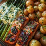 Ofenlachs mit knuspriger Kräuterkruste und gebackenen Kartoffeln