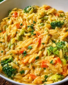 One Pot cremige Orzo-Pasta mit Brokkoli, Möhren und Cheddar in einer Pfanne