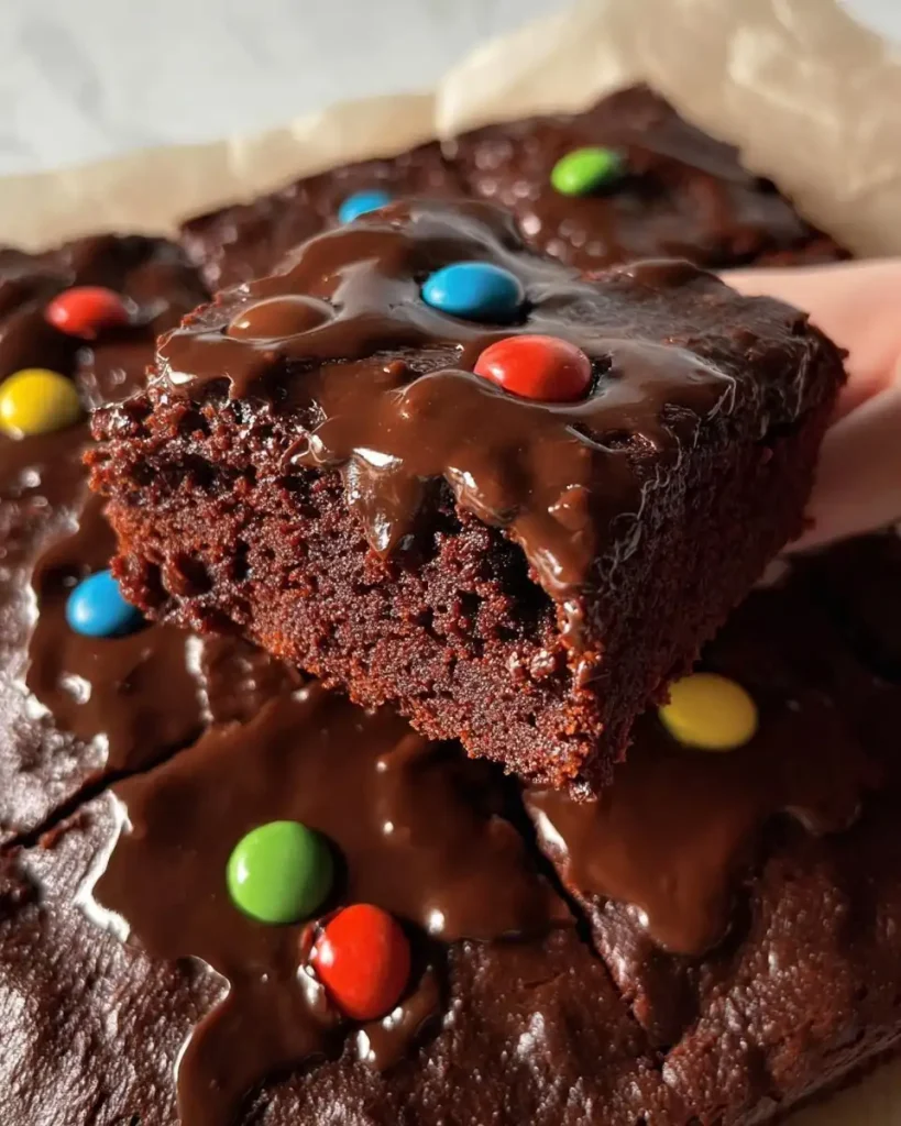 Brownies mit Schokoladen-Ganache und glänzender Glasur auf einem Teller