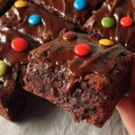 Servierfertige Schokoladen-Brownies mit Ganache und Schokoladenstückchen