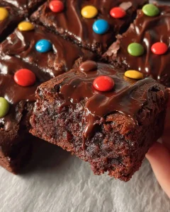 Servierfertige Schokoladen-Brownies mit Ganache und Schokoladenstückchen