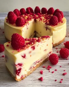 Selbstgemachter weißer Schokoladen-Cheesecake mit Himbeerspiegel