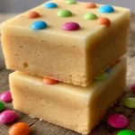 Aufgeschnittene weiße Schokoladen-Brownies mit Glasur und bunten Streuseln