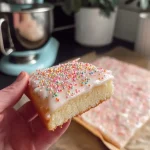 Frischer Orangen-Limonaden-Kuchen auf einem Servierteller