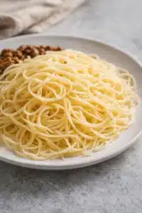 Asiatische Hackfleisch-Nudeln mit frischem Gemüse und würziger Sauce