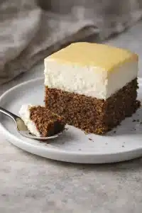 Schmackhafte Eierlikörtorte ohne Mehl auf einem Teller präsentiert.